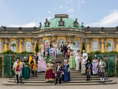 PSN24_Höfische_Gesselschaft_gesammelt_vor_Sanssouci_hell_©Artem Heissig-7
